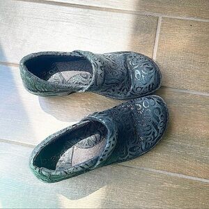 BOC Women’s Black Pattern Peggy Mules Clogs 6